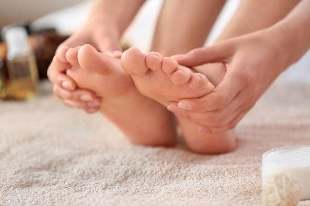 De palmilhas a óleos massageadores: encontre aqui a solução para dores nos pés